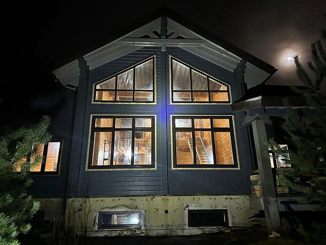 Финальный монтаж больших ПВХ-окон в доме из профилированного бруса: эстетика фасада в сумерках - эксперт Михаил, ШУВОЕ